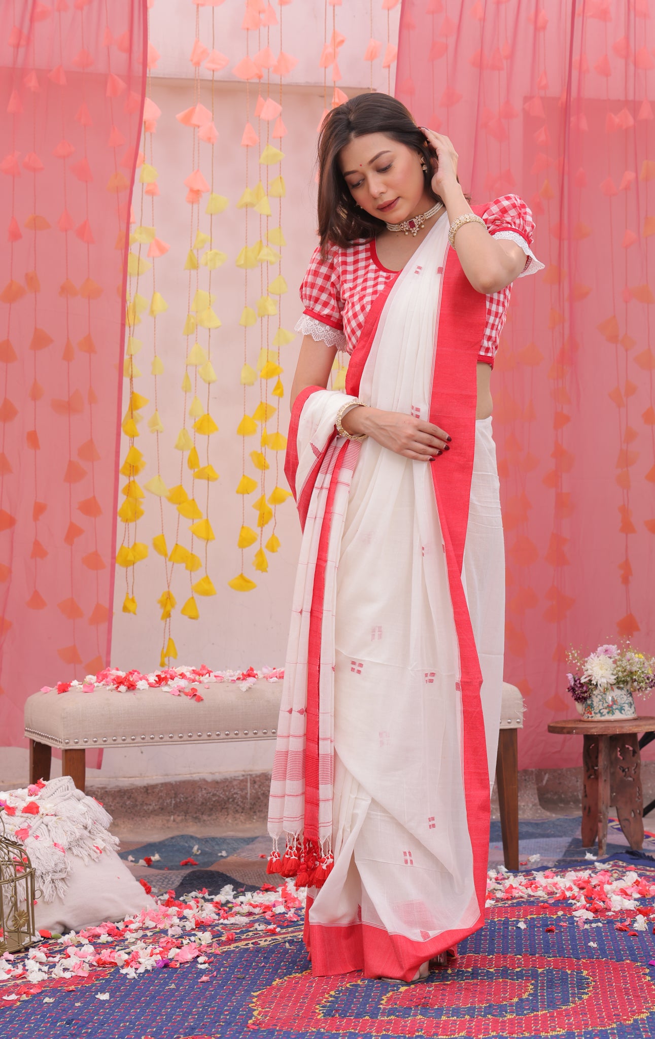 Laal Paar Sada Saree