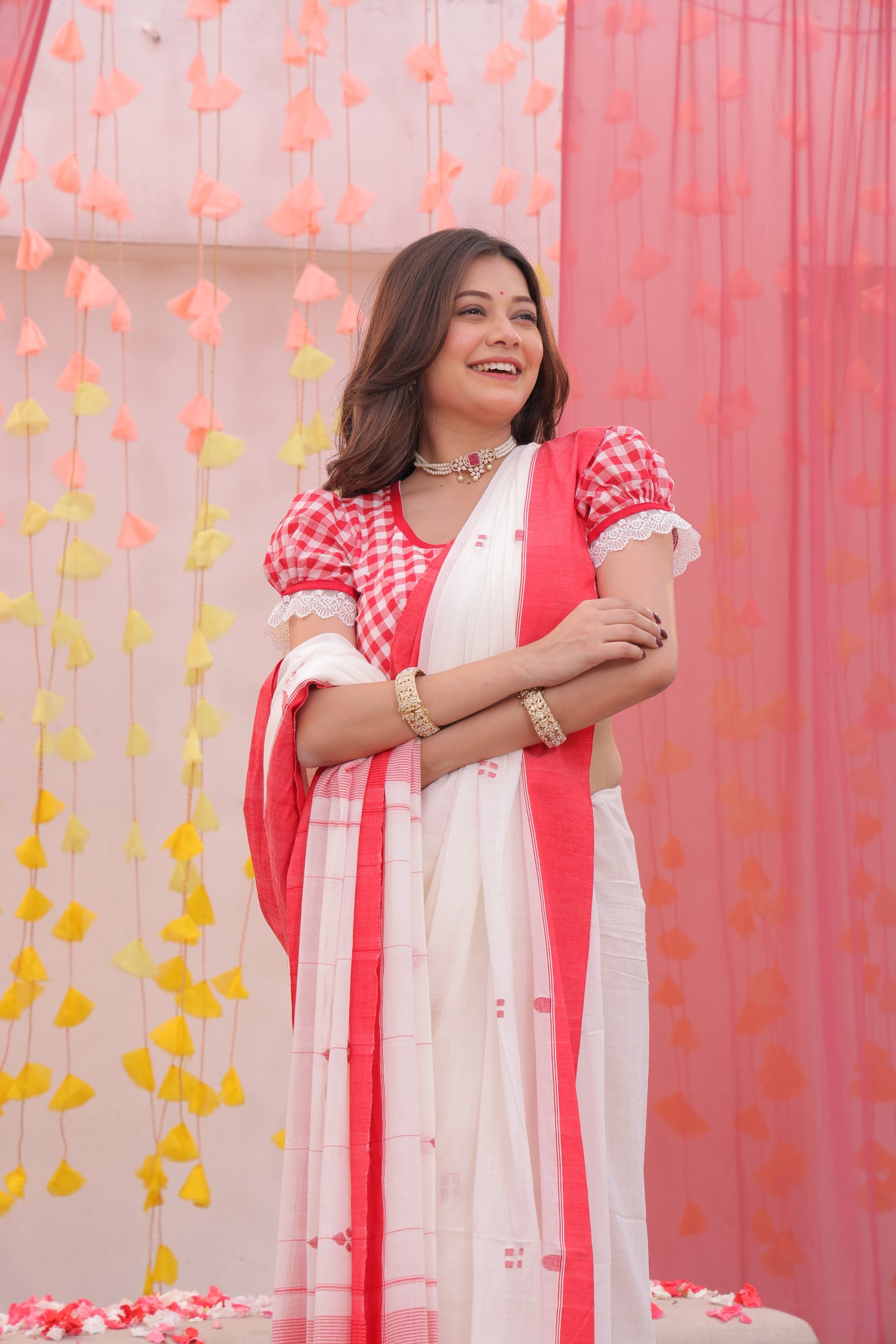 Laal Paar Sada Saree