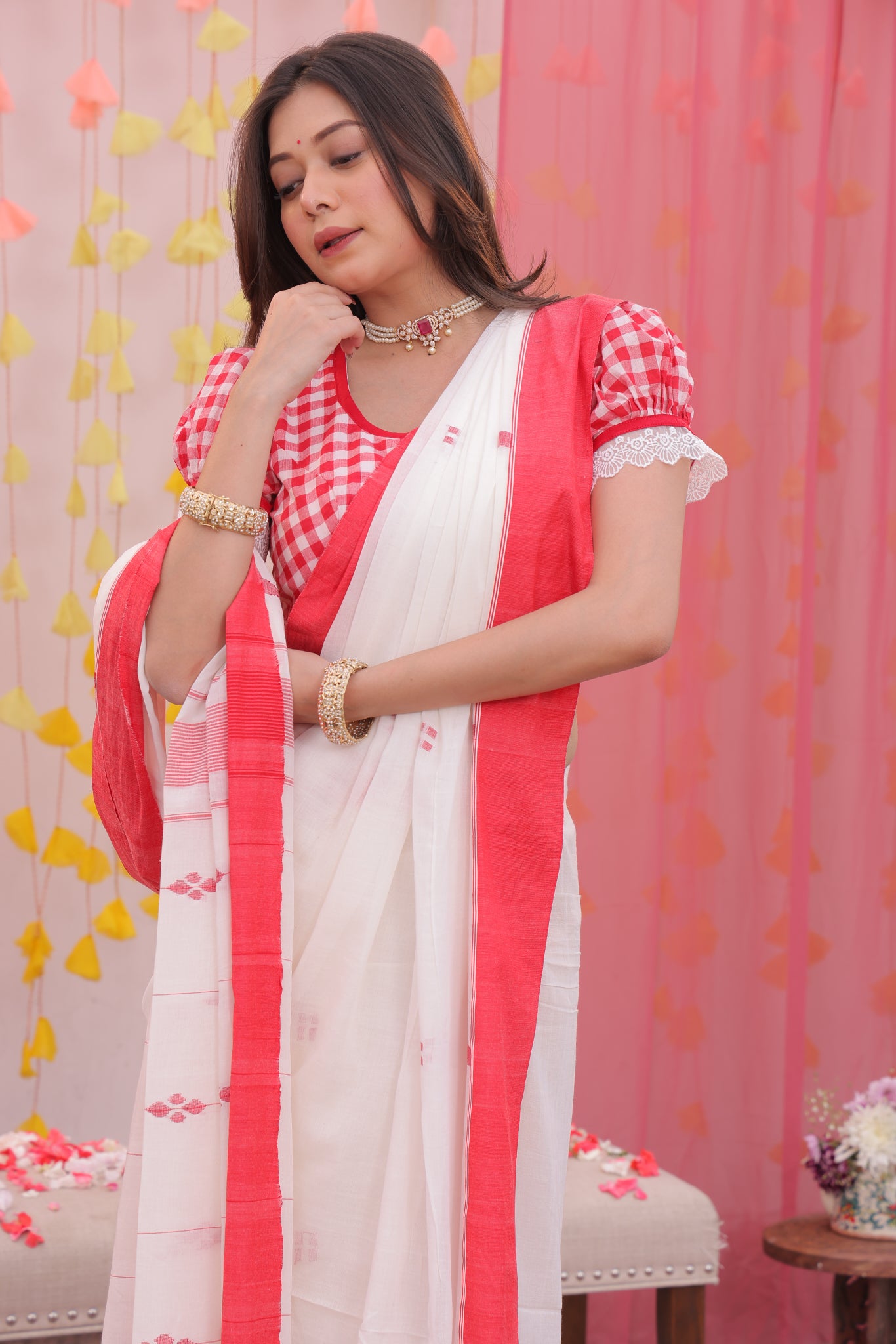 Laal Paar Sada Saree