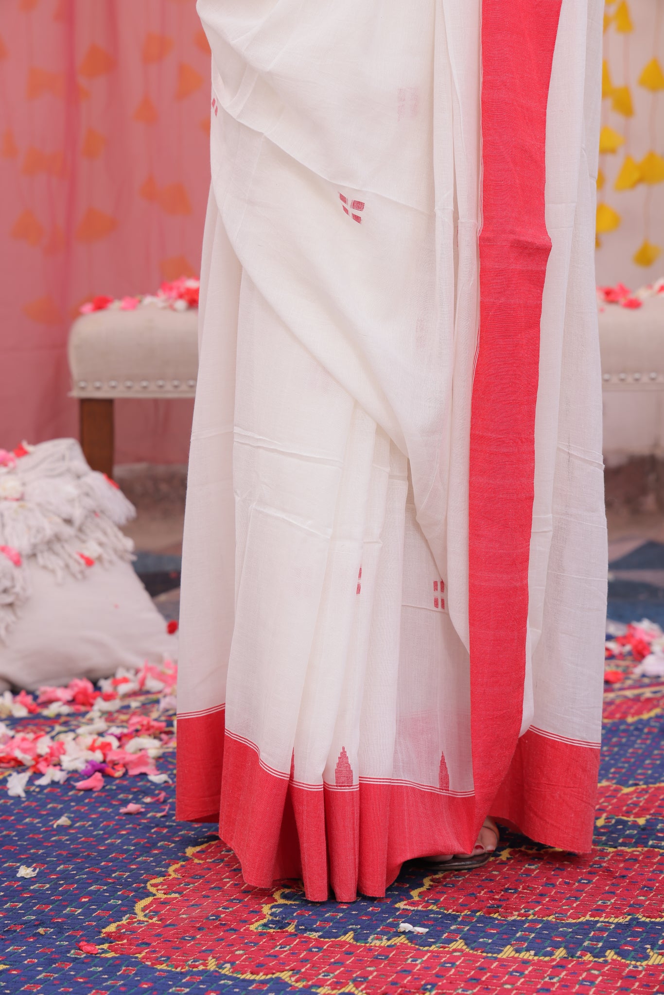Laal Paar Sada Saree