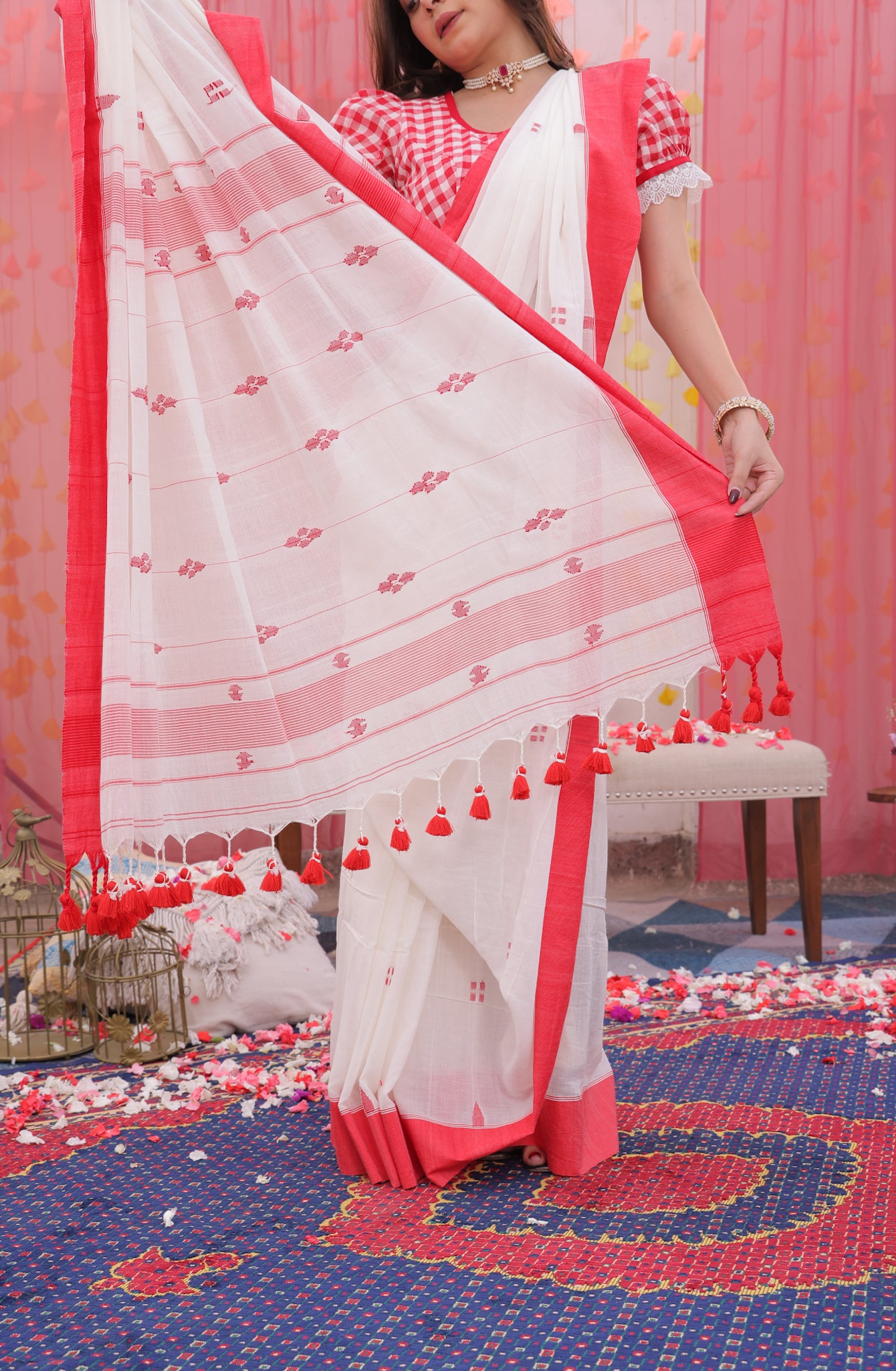 Laal Paar Sada Saree