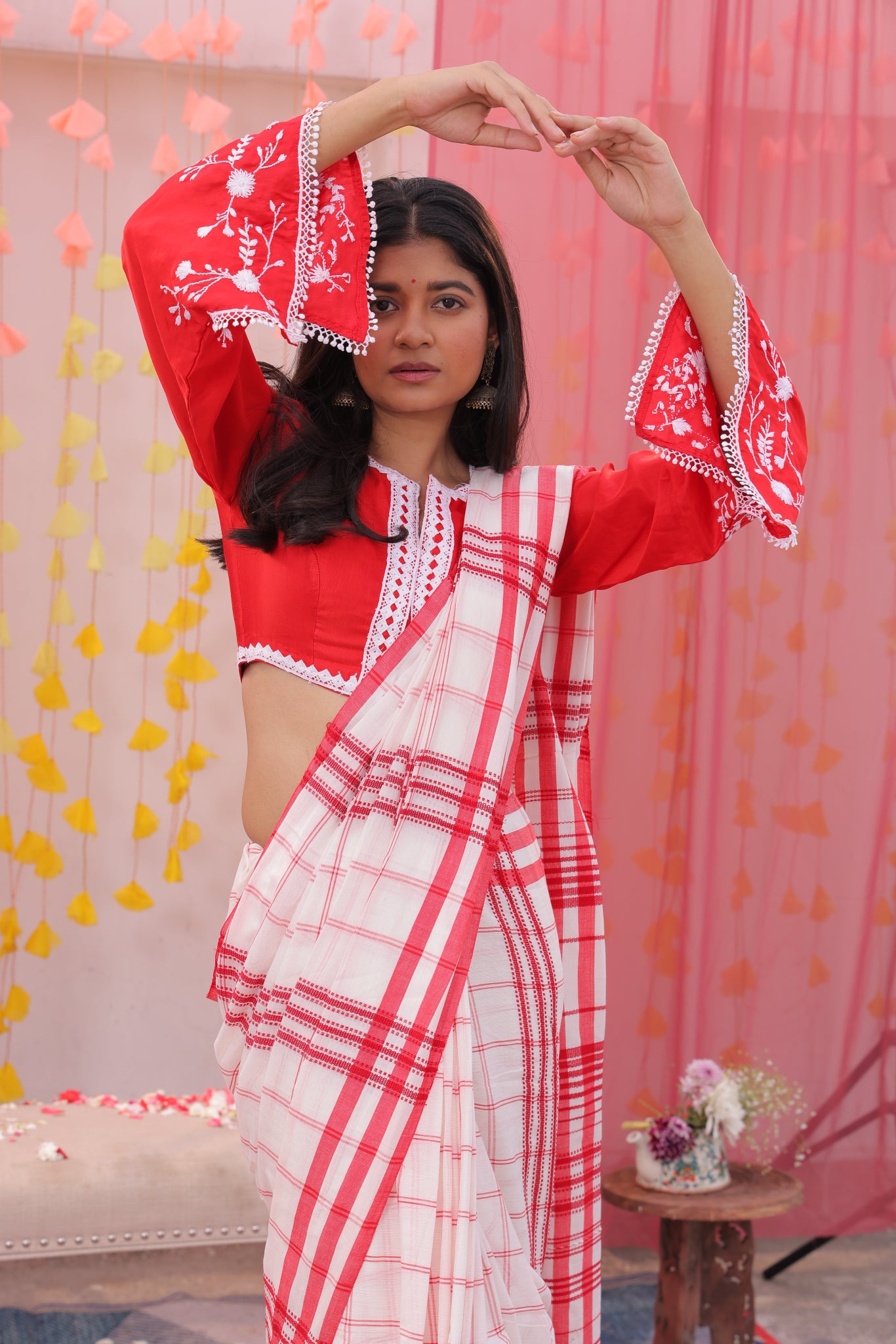 Laal Sada Gamcha Saree