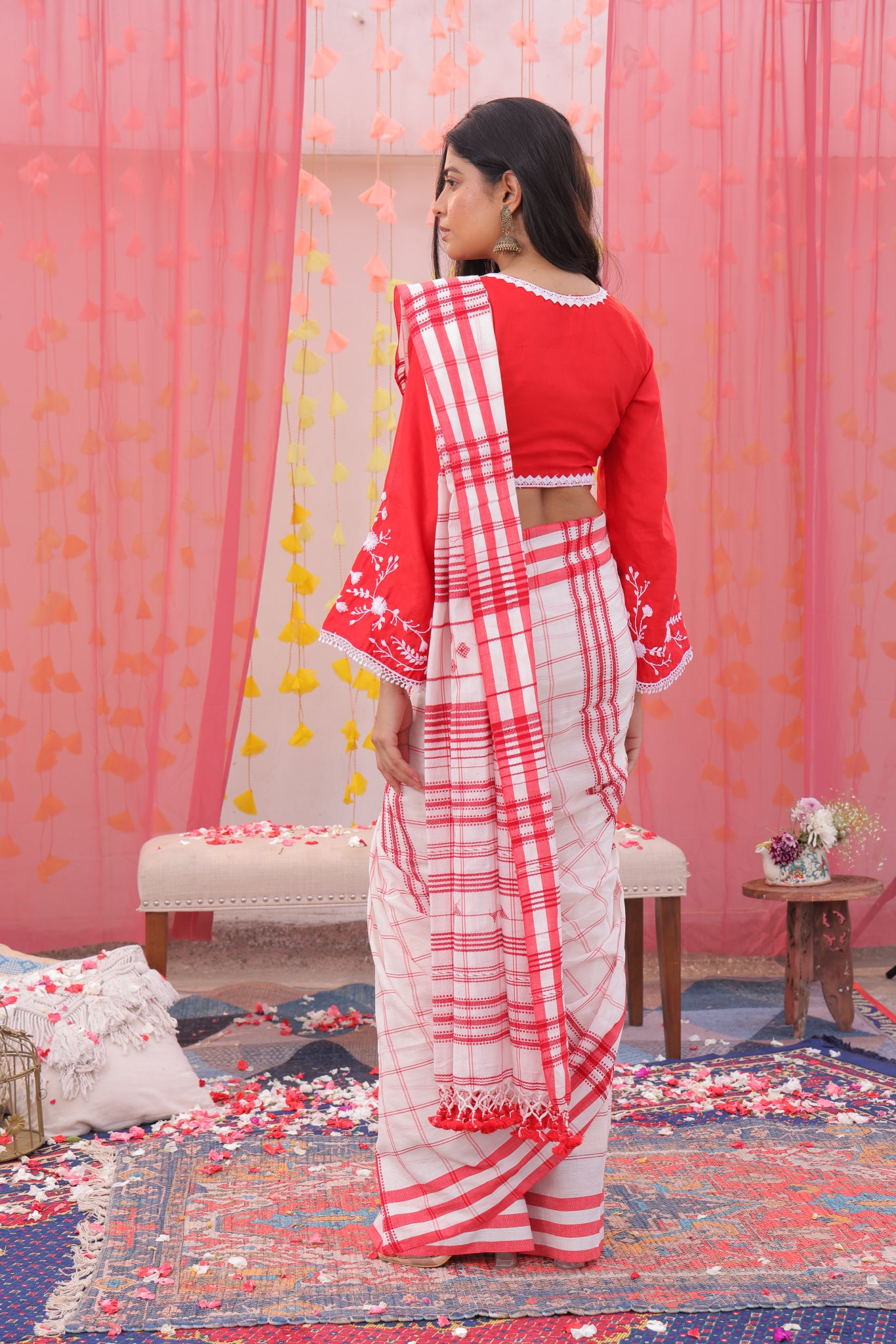 Laal Sada Gamcha Saree