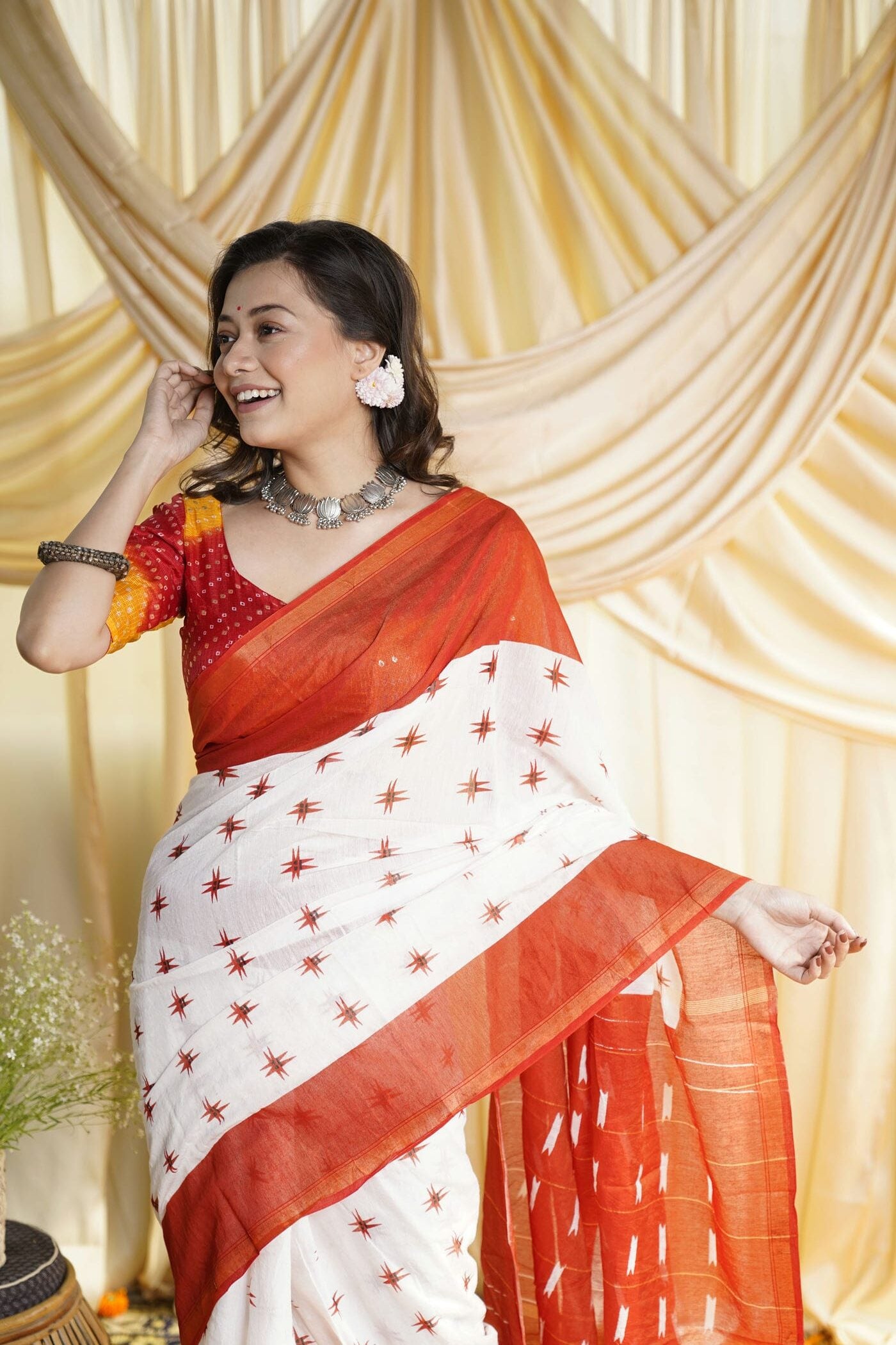 Laal Paar Sada Saree