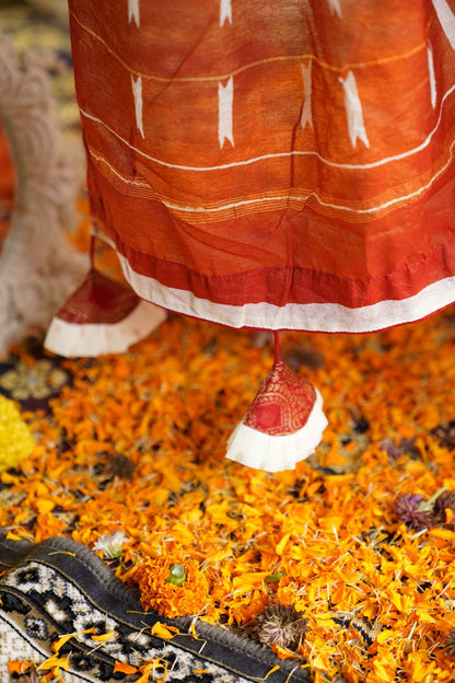 Laal Paar Sada Saree