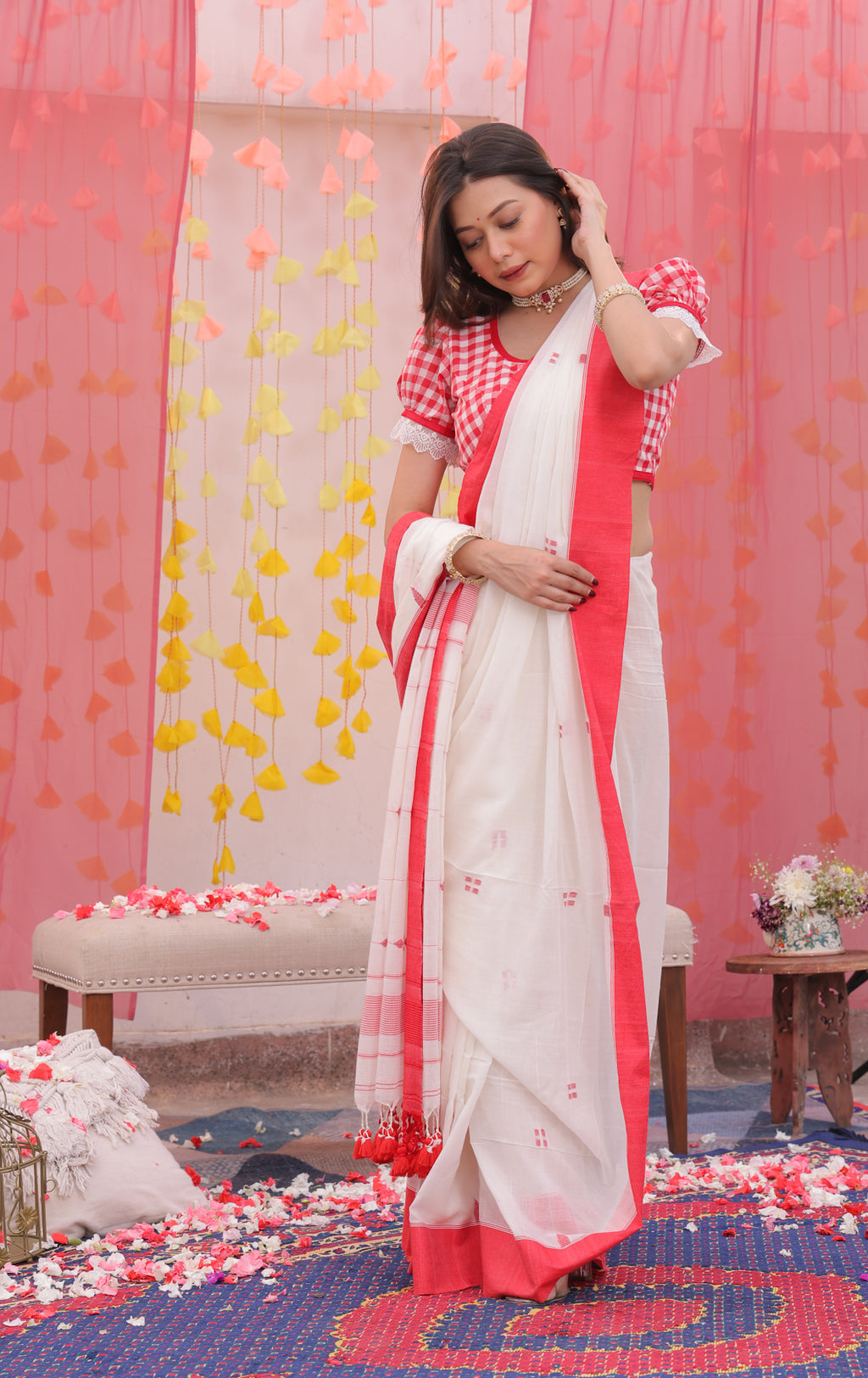 Laal Paar Sada Saree