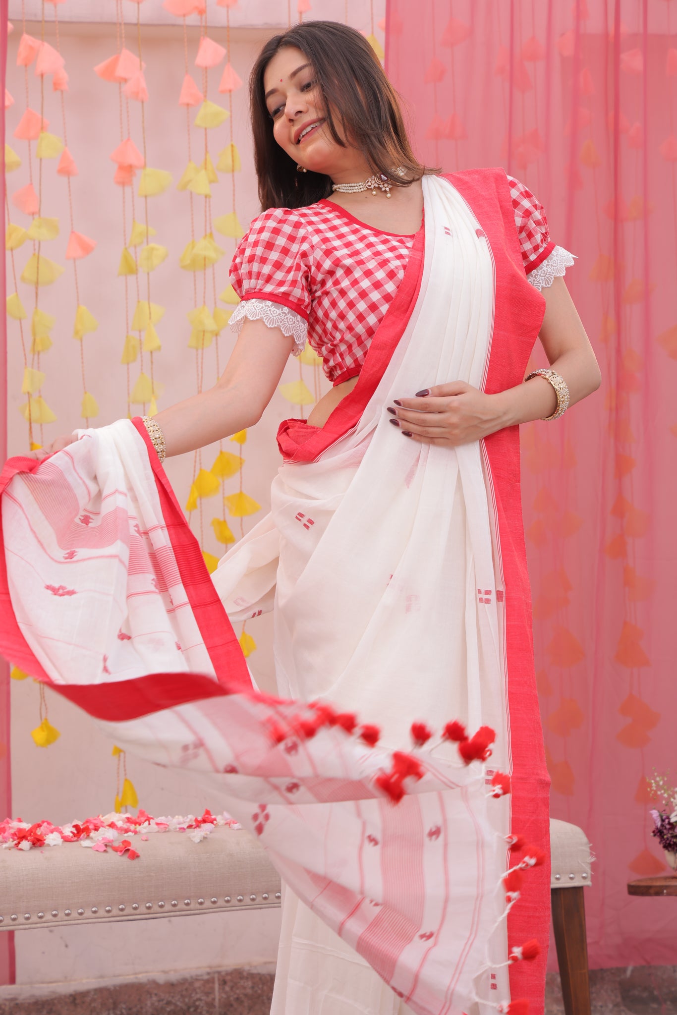 Laal Paar Sada Saree