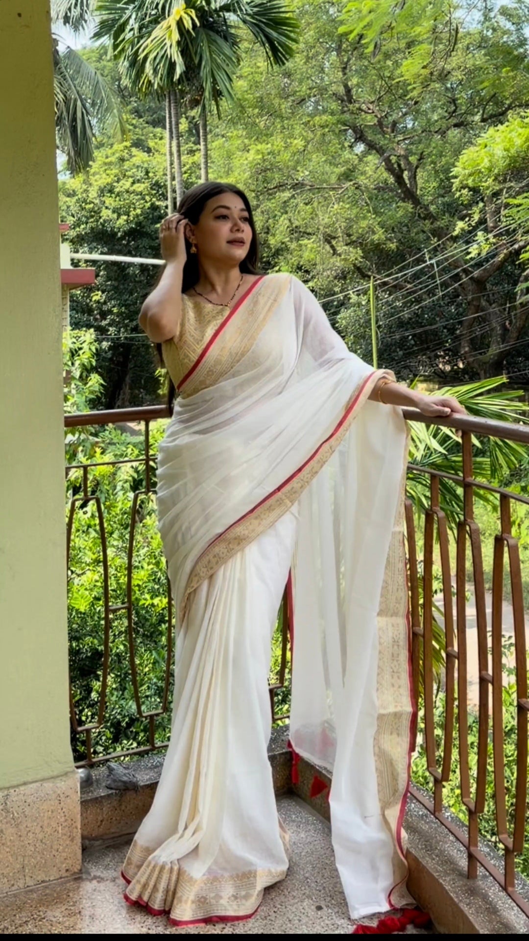 Laal sada mulmul saree