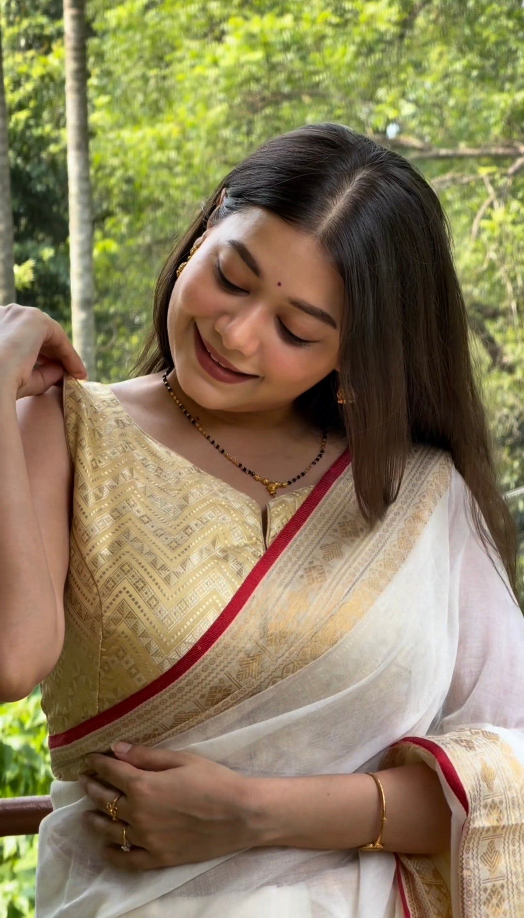 Laal sada mulmul saree
