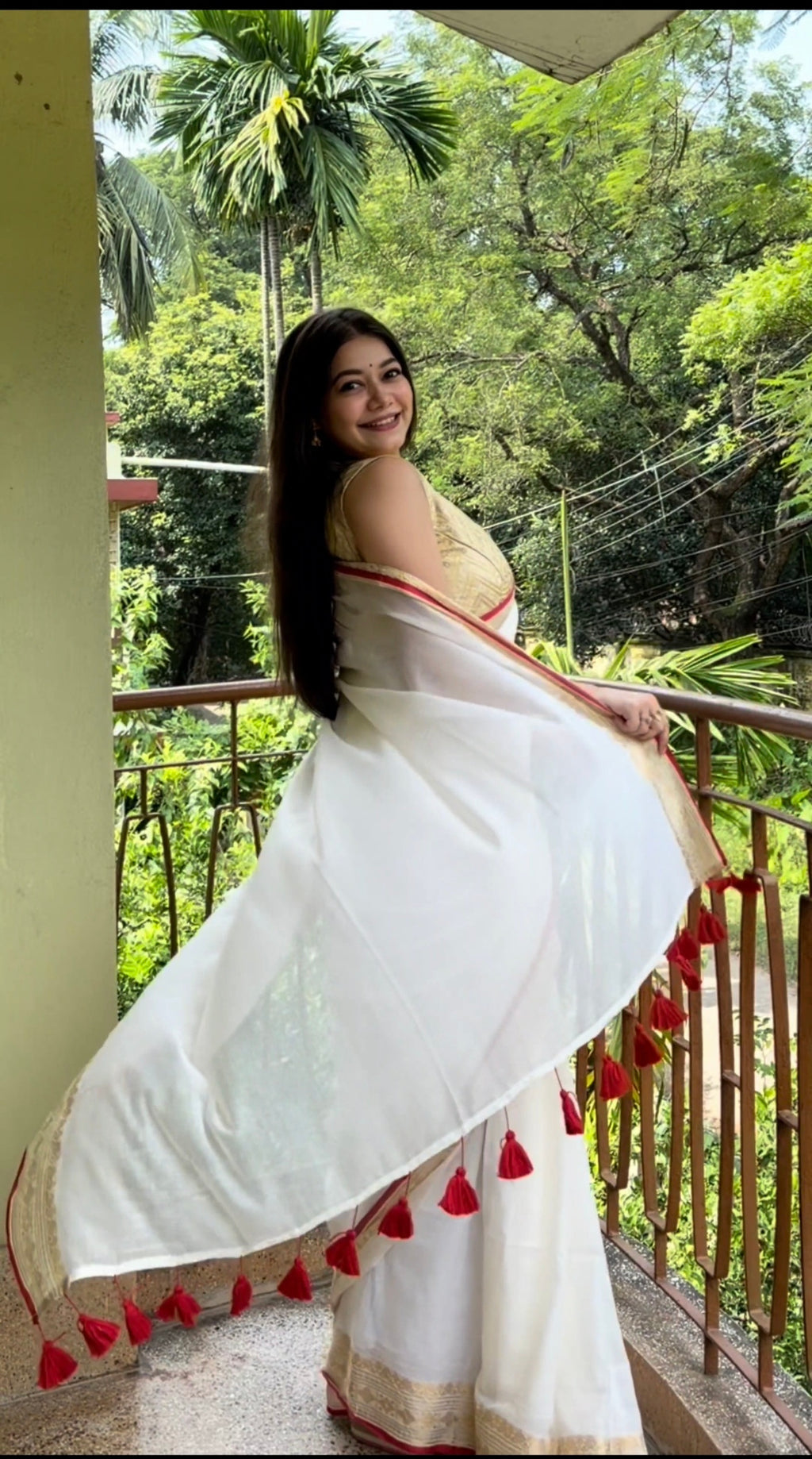 Laal sada mulmul saree