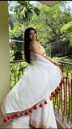 Laal sada mulmul saree